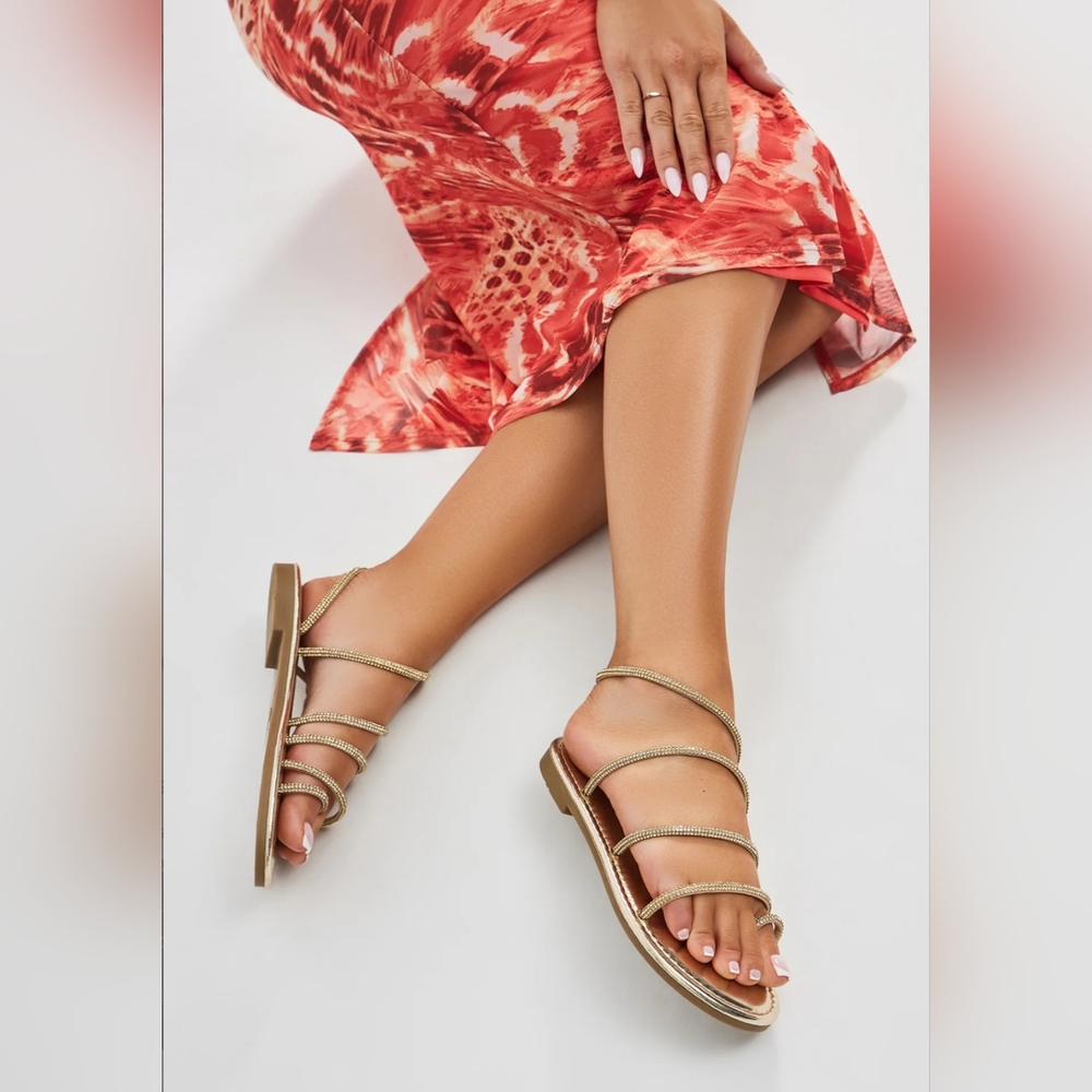 NWT fashion Nova Kaelynn Flat Sandals Gold Size 8